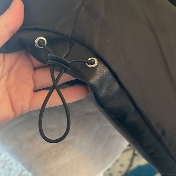 No name brand faux leather Black Puffer Vest NWOT adjustable bands on the bottom - Picture 8 of 8